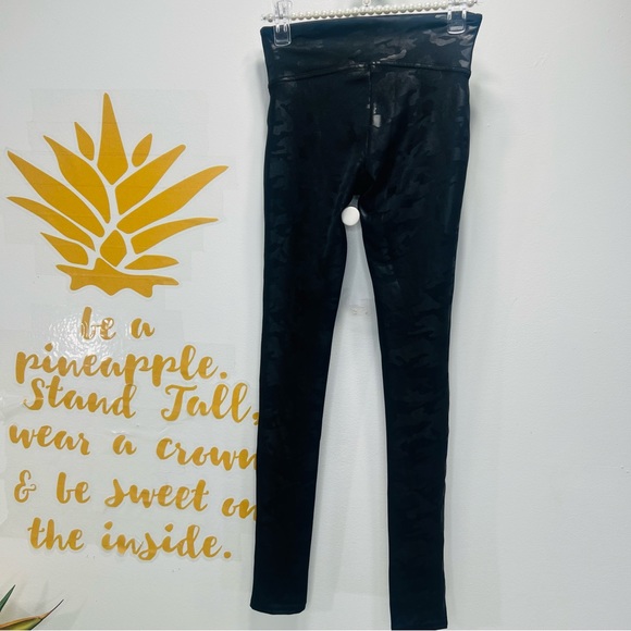 SPANX Faux Leather Matte Black Camo Leggings High Waist Size XS Like New - Picture 6 of 10